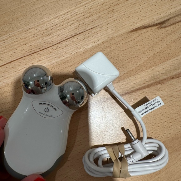 NUFACE - Mini Facial Toning Device w/ charger - Picture 4 of 7